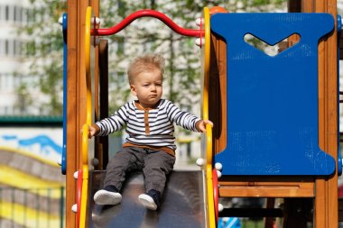 Çocuk Bahçesi slayda oturan