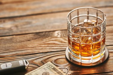 Bardak viski ile buz küpleri ve araba anahtar