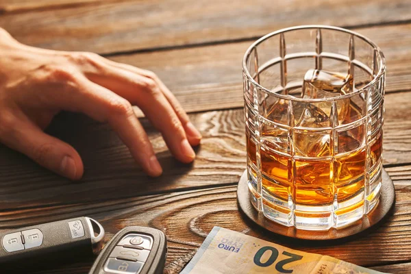 Mano maschile raggiungere per il vetro con whisky — Foto Stock