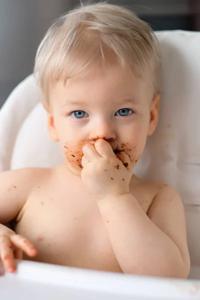 Ragazzo con sporco disordinato faccia — Foto Stock