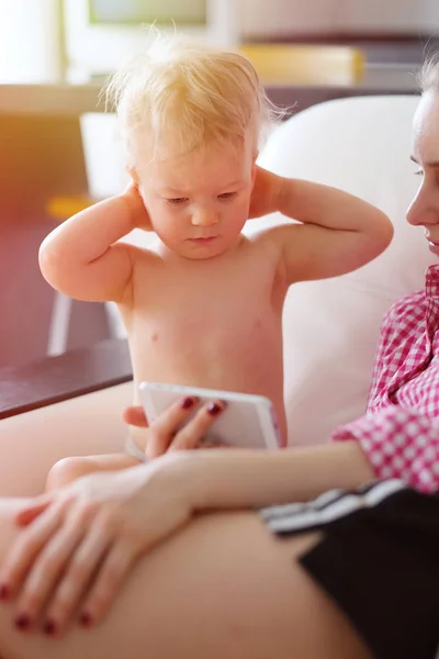 Boy with mother looking at smartphone screen — Stock Photo, Image
