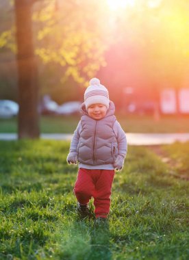 Gün batımı sırasında Park'ta erkek bebek. 
