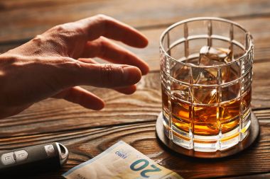 cam ile alkol içki ve araba anahtar. 