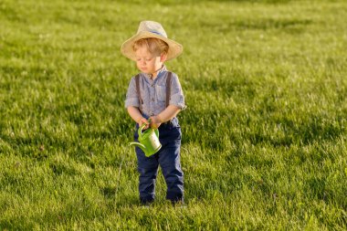 sulama olabilir kullanarak hasır şapka giyen çocuk