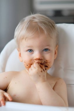 kirli pis yüzü ile meyve yeme çocuk 