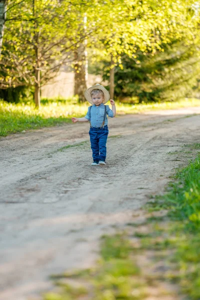 Bebé niño usando sombrero de paja — Foto de Stock