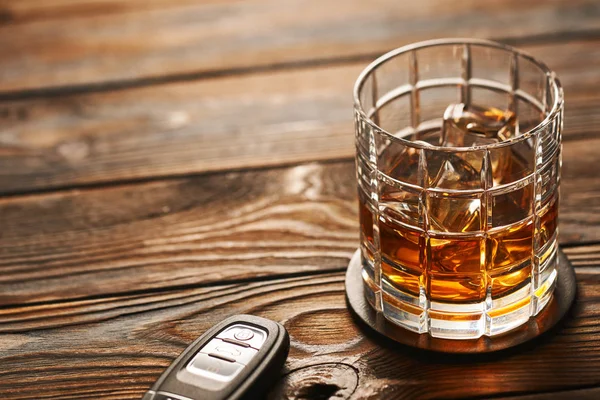 Bebida alcoólica com cubos de gelo e chave do carro . — Fotografia de Stock