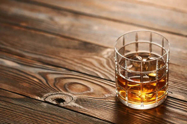 Egy üveg whisky jégkockával — Stock Fotó