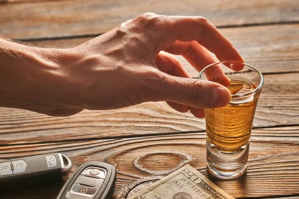 Mão do homem chegando ao vidro com álcool — Fotografia de Stock