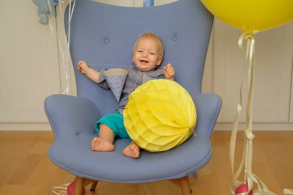 Een jaar oud babyjongen eerste verjaardag — Stockfoto