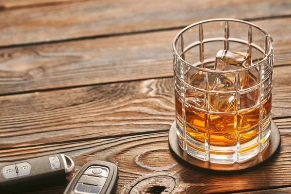 Bebida alcoólica com cubos de gelo e chave do carro — Fotografia de Stock