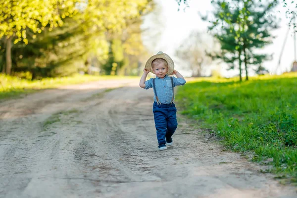Niño de un año con sombrero de paja — Foto de Stock