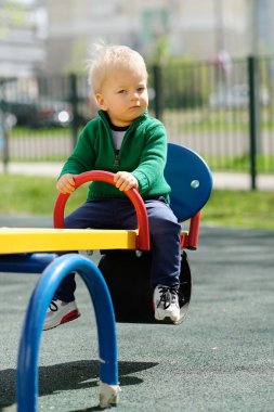 yürümeye başlayan çocuk bahçesi tahterevalli