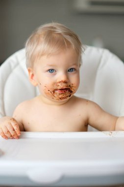 kirli pis yüzü ile erkek bebek