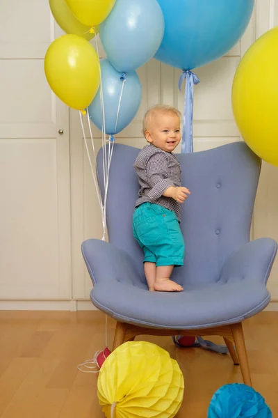 Baby pojke firar första födelsedagen — Stockfoto