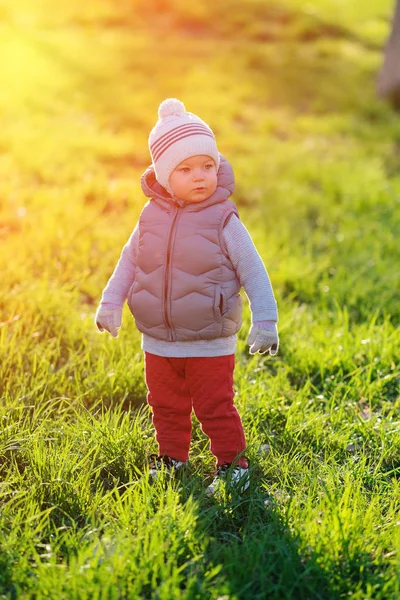 Småbarnsgutt i vest – stockfoto