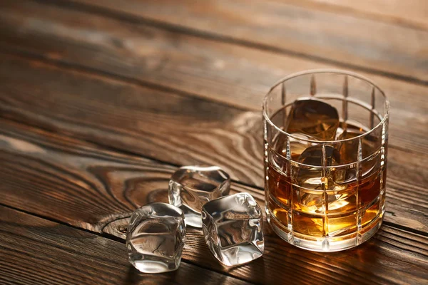 Glas Whisky mit Eiswürfeln — Stockfoto