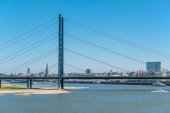 Düsseldorfer Stadtbild mit Brücke