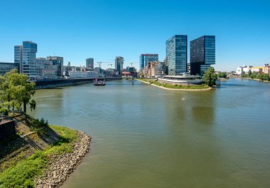 Dusseldorf cityscape Ren Nehri ile