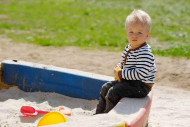 yürümeye başlayan çocuk bahçesi kum