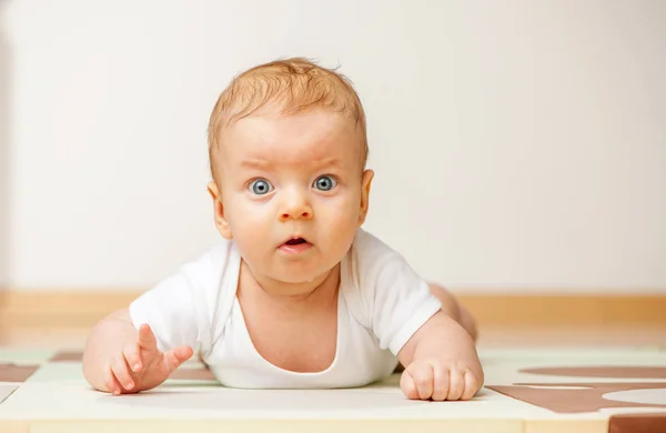 Söt newborn baby — Stockfoto