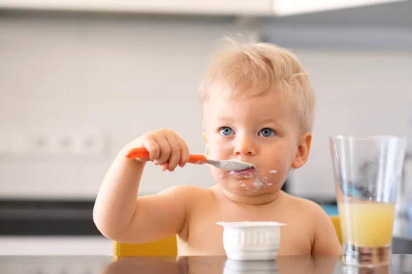 Menino com rosto sujo bagunçado — Fotografia de Stock