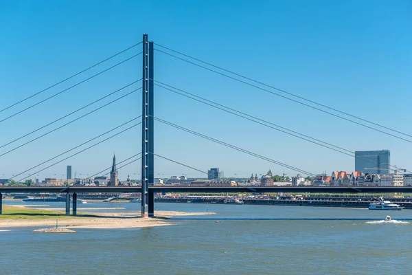 Dusseldorf cityscape bridge ile — Stok fotoğraf