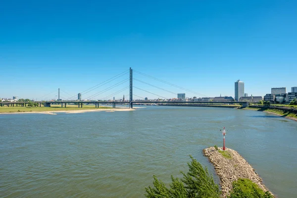Gród Düsseldorf z mostu — Zdjęcie stockowe