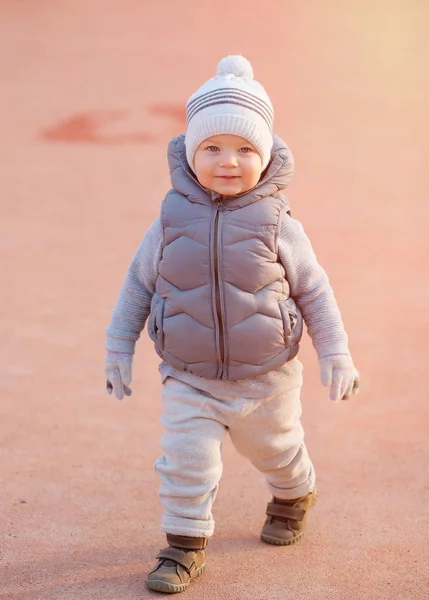 Niño pequeño en chaleco chaqueta — Foto de Stock