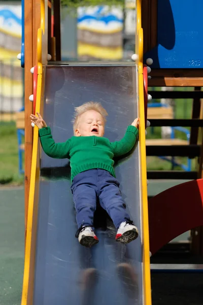 Хлопчик-малюк на дитячому майданчику слайд — стокове фото