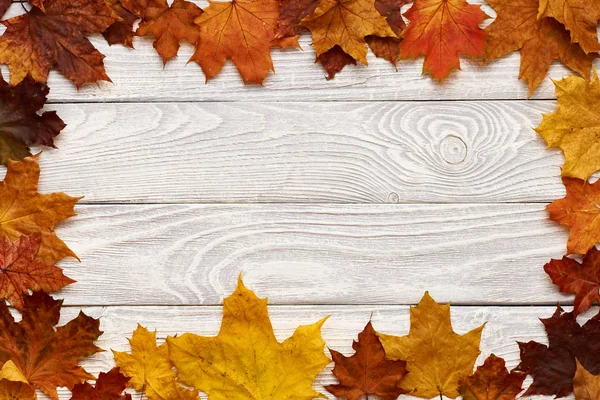 Tablones de madera con hojas de otoño —  Fotos de Stock