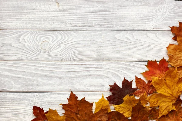 Tavole di legno con foglie autunnali — Foto Stock