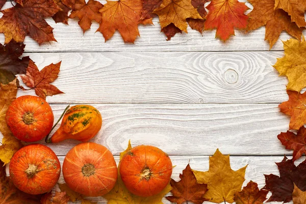 Planches en bois avec feuilles d'automne — Photo