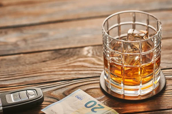 Bicchiere di whisky e chiave della macchina — Foto Stock