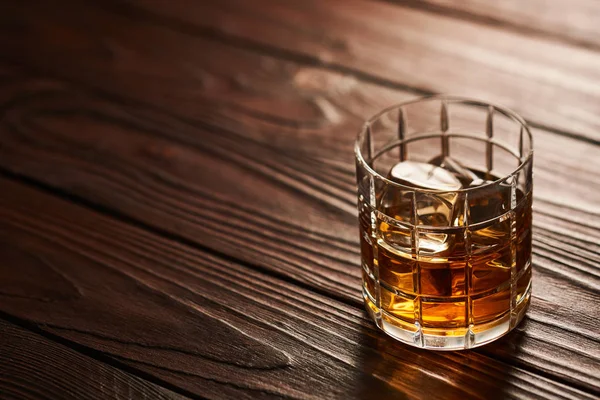 Glas whisky med isbitar — Stockfoto