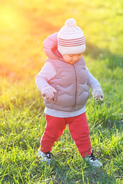 Niño pequeño en chaleco chaqueta — Foto de Stock