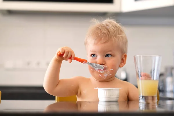 Menino com rosto sujo bagunçado — Fotografia de Stock