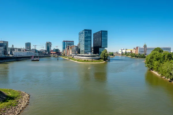 Paesaggio urbano di Dusseldorf con fiume Reno — Foto Stock