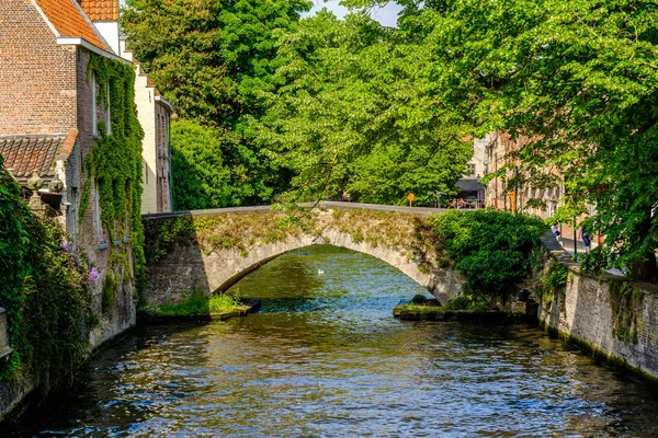 Paisaje urbano de Brujas con canal de agua — Foto de Stock