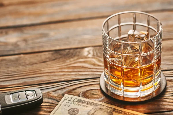 Bicchiere di whisky e chiave della macchina — Foto Stock