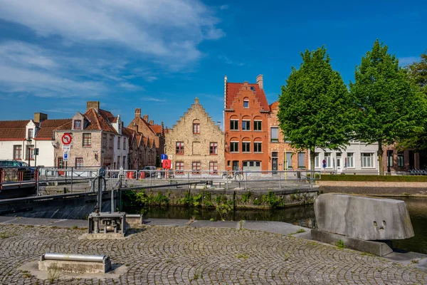 Bruges paisagem urbana com canal de água — Fotografia de Stock