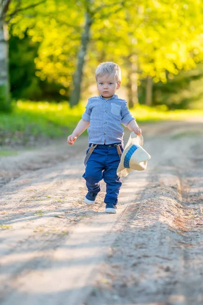 Niño pequeño con sombrero de paja — Foto de Stock