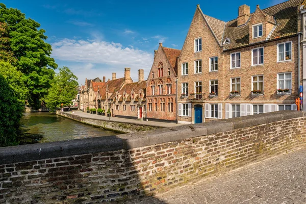 Paisaje urbano de Brujas con canal de agua —  Fotos de Stock