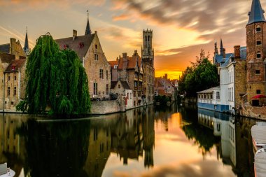 Bruges cityscape su kanalı ile 