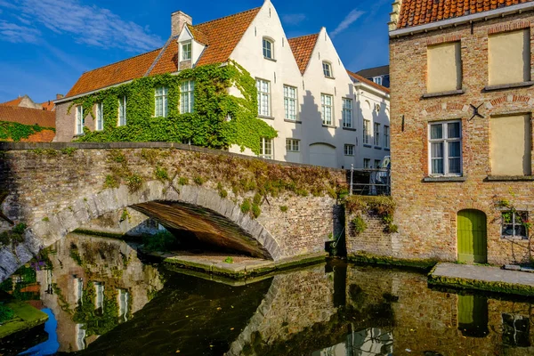 Paysage urbain de Bruges avec canal d'eau — Photo