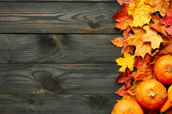 Tablones de madera con hojas de otoño — Foto de Stock