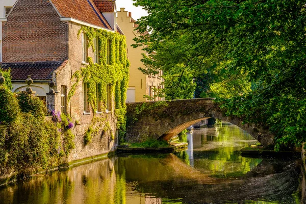 Bruges paisagem urbana com canal de água — Fotografia de Stock