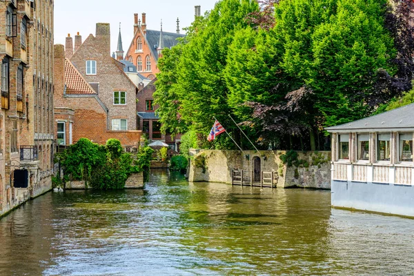 Bruges cityscape su kanalı ile — Stok fotoğraf