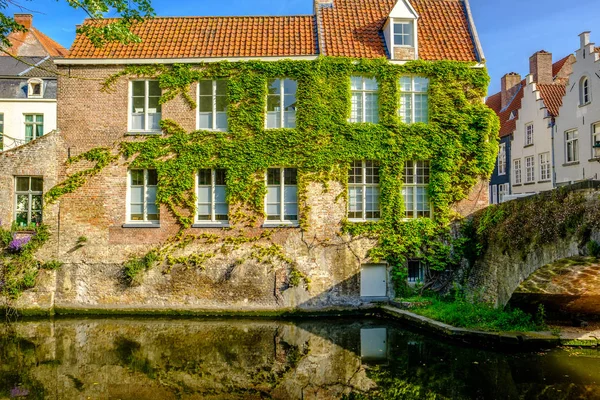 Bruges cityscape su kanalı ile — Stok fotoğraf