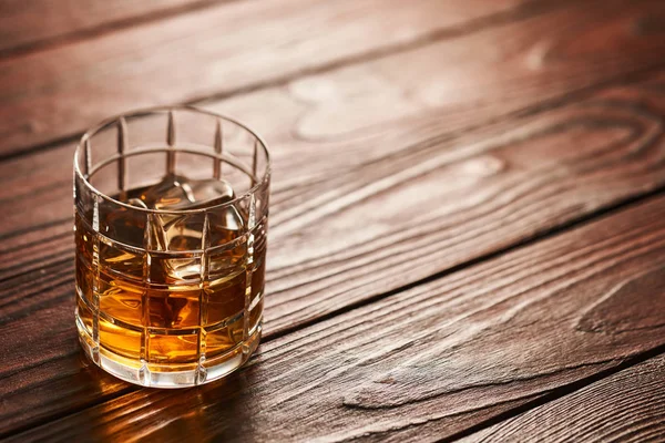 Glas Whisky mit Eiswürfeln — Stockfoto